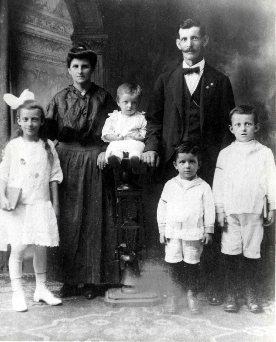 antoncich family 1917.jpg